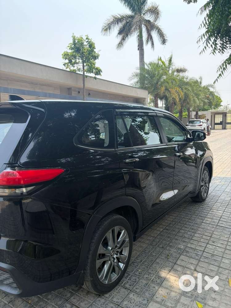 Toyota Innova Hycross 2025