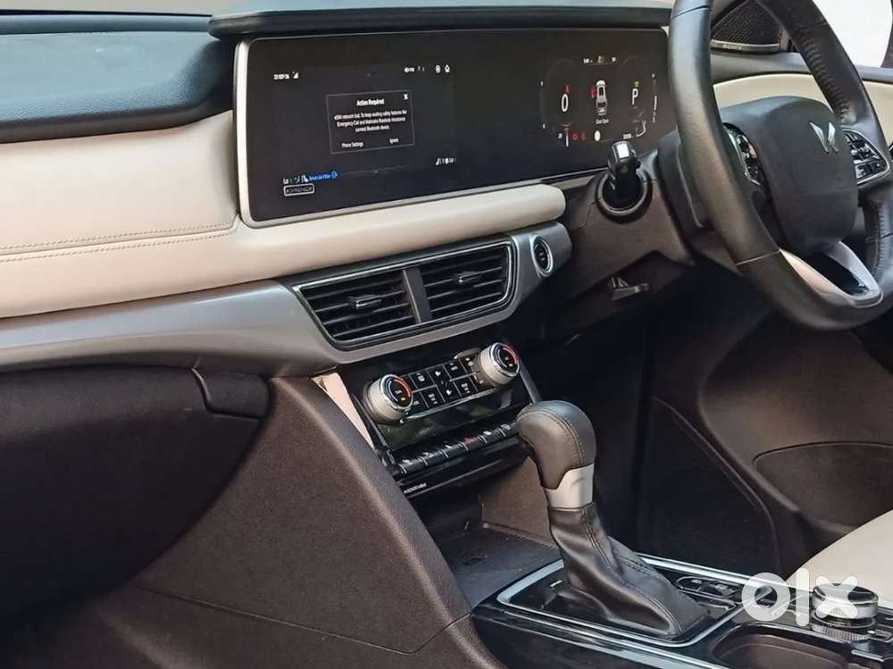 Mahindra Xuv700 Ax7 Luxury Pack Awd, 2025, Petrol