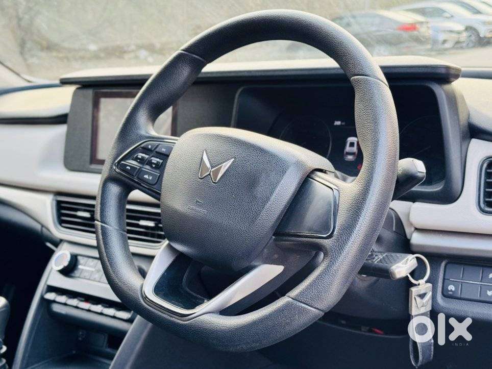 Mahindra Xuv700 2.0 Mx Petrol Mt 5 Str, 2023, Petrol