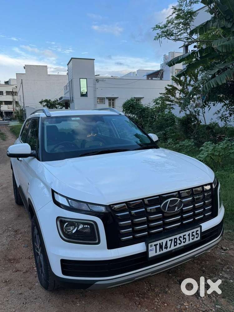 Hyundai Venue 2024 Petrol Well Maintained