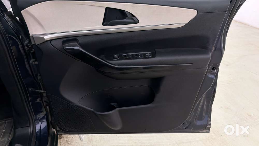 Mahindra Xuv700 2.0 Ax 5 Petrol At Str, 2022, Petrol