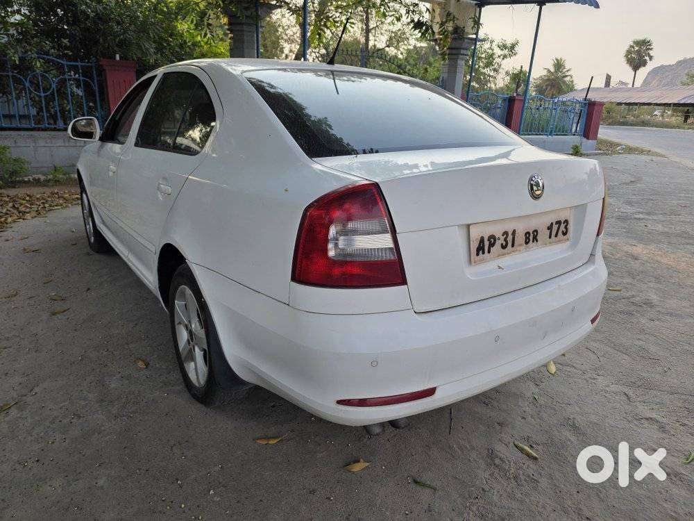 Skoda Laura Ambiente 2.0 Tdi Cr Manual, 2011, Diesel