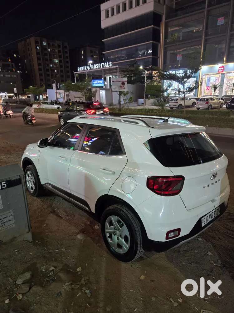 Well Maintained Venue S Petrol + Cng White Colour For Sale