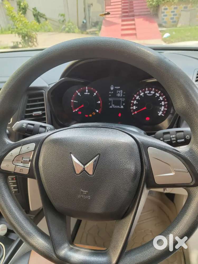 Mahindra Xuv300 Mid Variant | Sunroof | White | Excellent Condition |