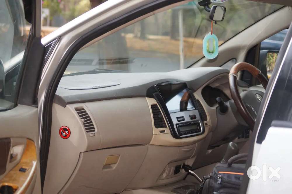 Toyota Innova 2.5v 8 Seater Diesel Engine Top Model For Sale