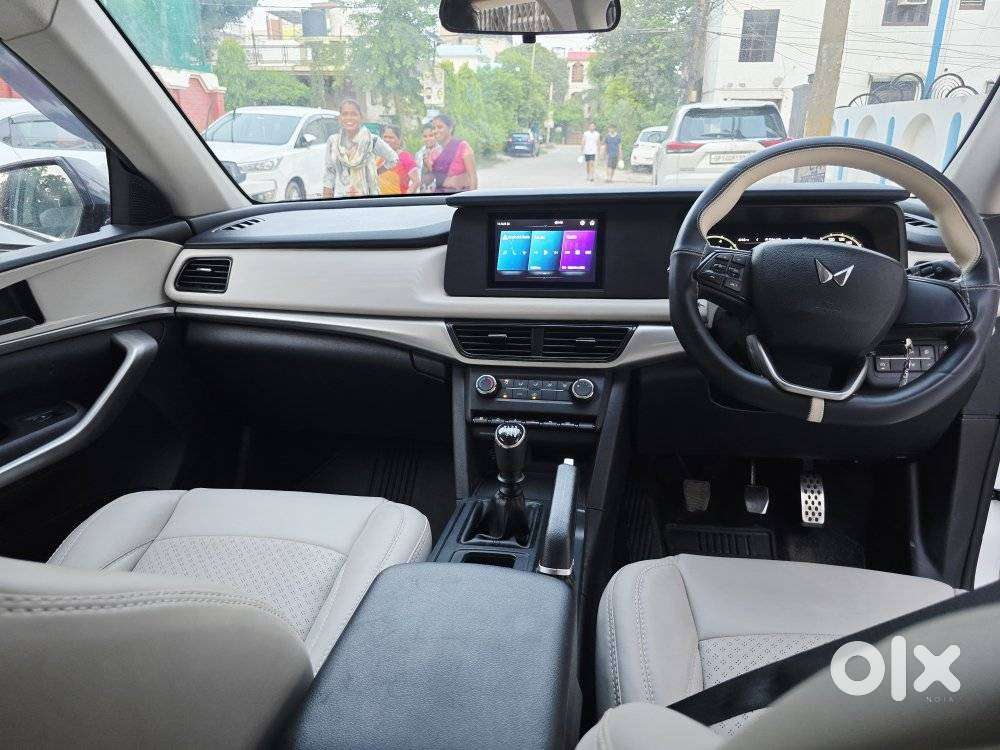 Mahindra Xuv700 Mx Petrol Mt 5 Str (e), 2023, Petrol
