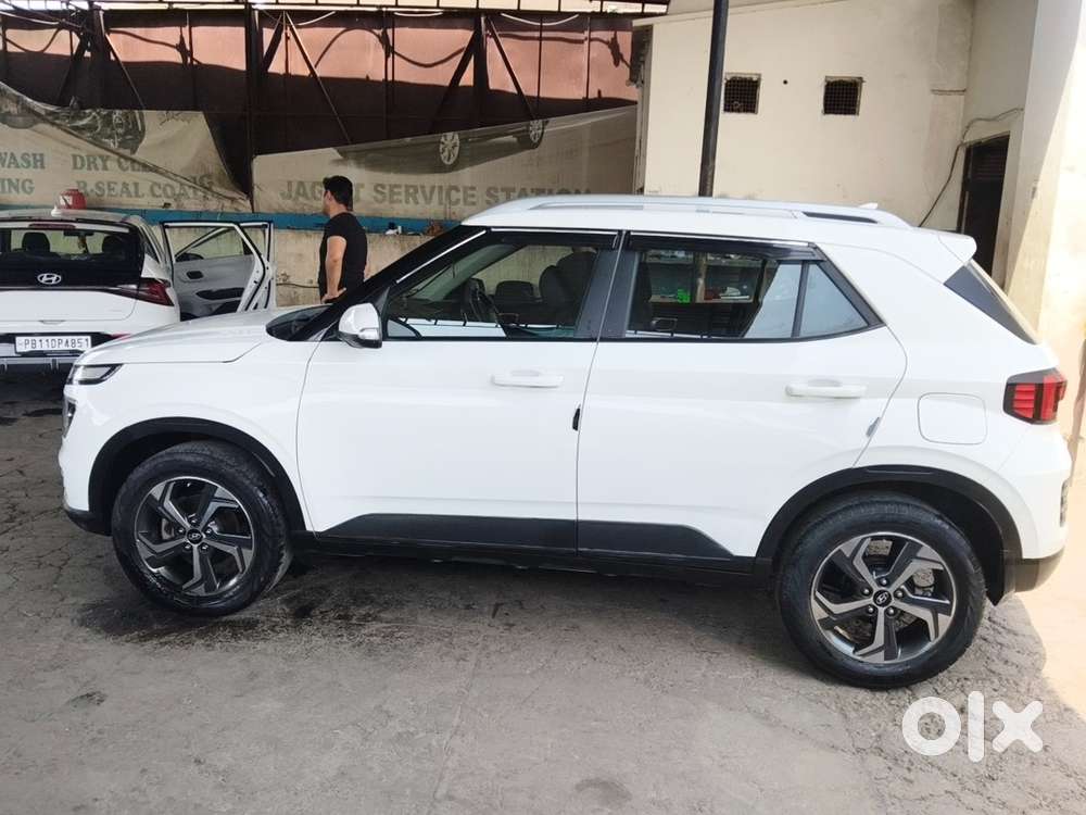 Hyundai Venue Petrol 23500 Km Driven