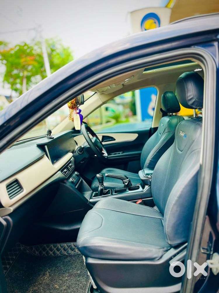 Mahindra Xuv700 2.0 Ax 5 Petrol Mt 7 Str, 2022, Petrol
