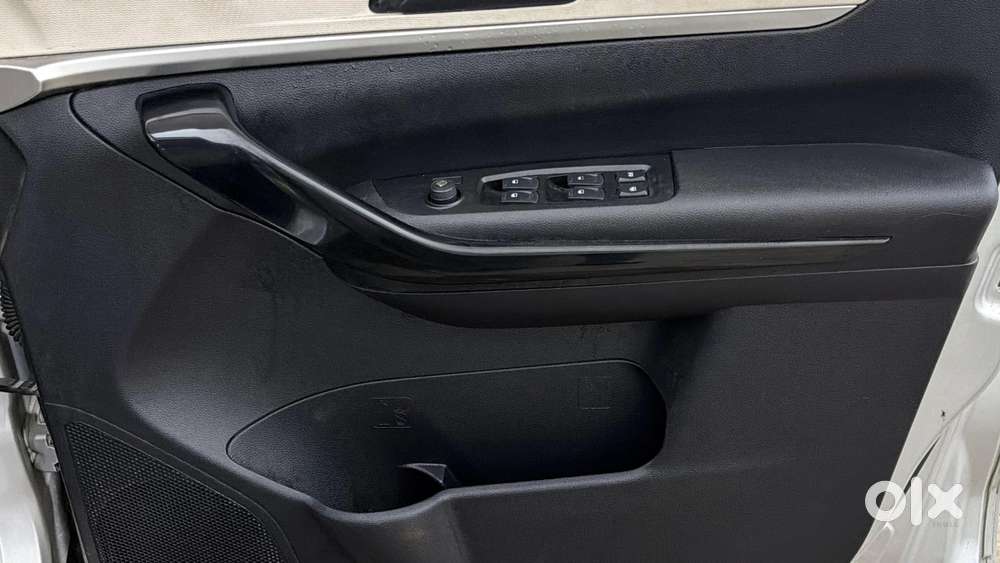 Mahindra Xuv700 2.0 Ax 5 Petrol At Str, 2022, Petrol