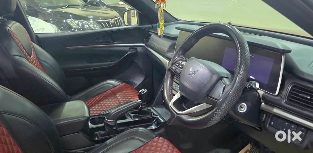 Mahindra Xuv700 2.0 Ax 5 Petrol Mt 7 Str, 2022, Petrol