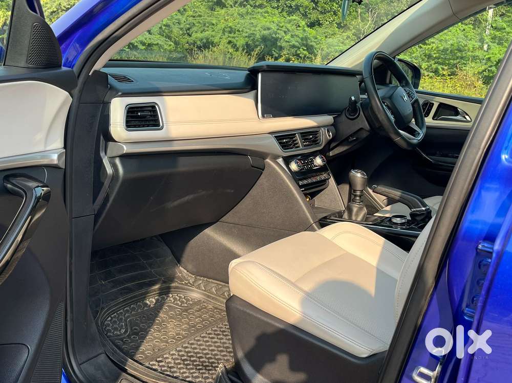 Mahindra Xuv700 2.0 Ax 7 Petrol Mt Str, 2022, Petrol