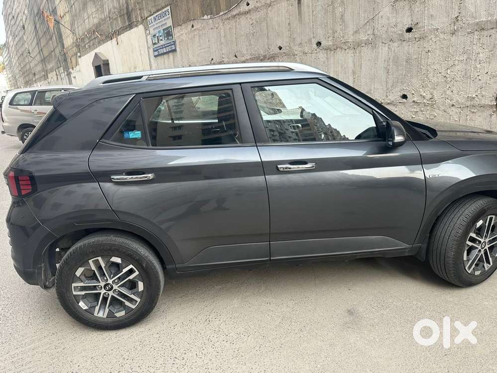 Hyundai Venue Petrol Automatic 2024