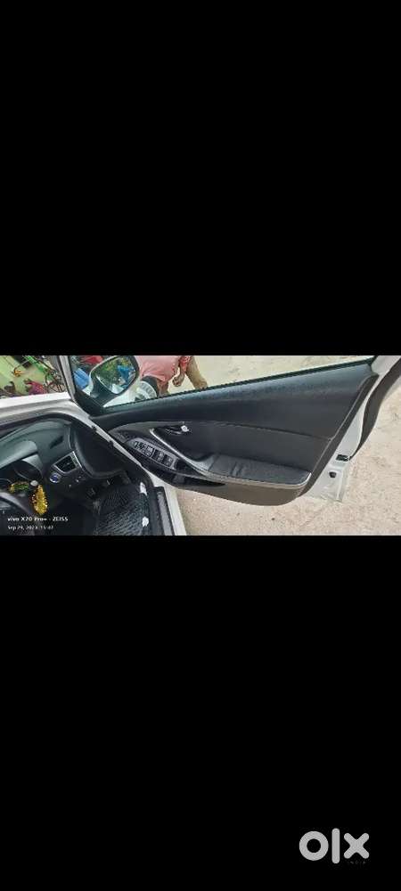 Hyundai Elantra Fluidic Petrol 2015 Model