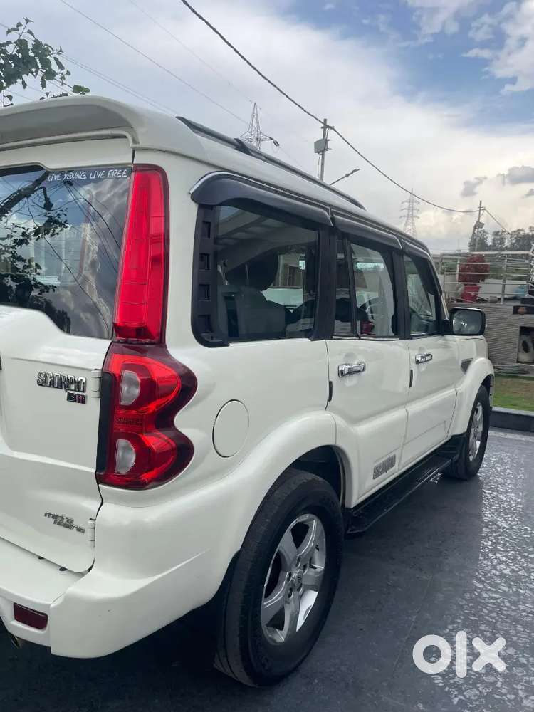 Mahindra Scorpio S9 Covt S11