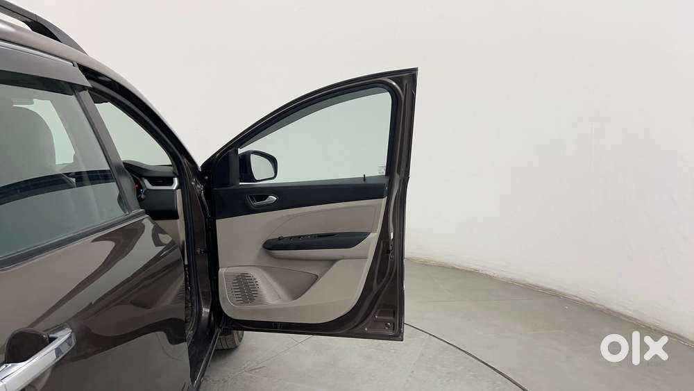 Renault Triber Rxz, 2023, Petrol
