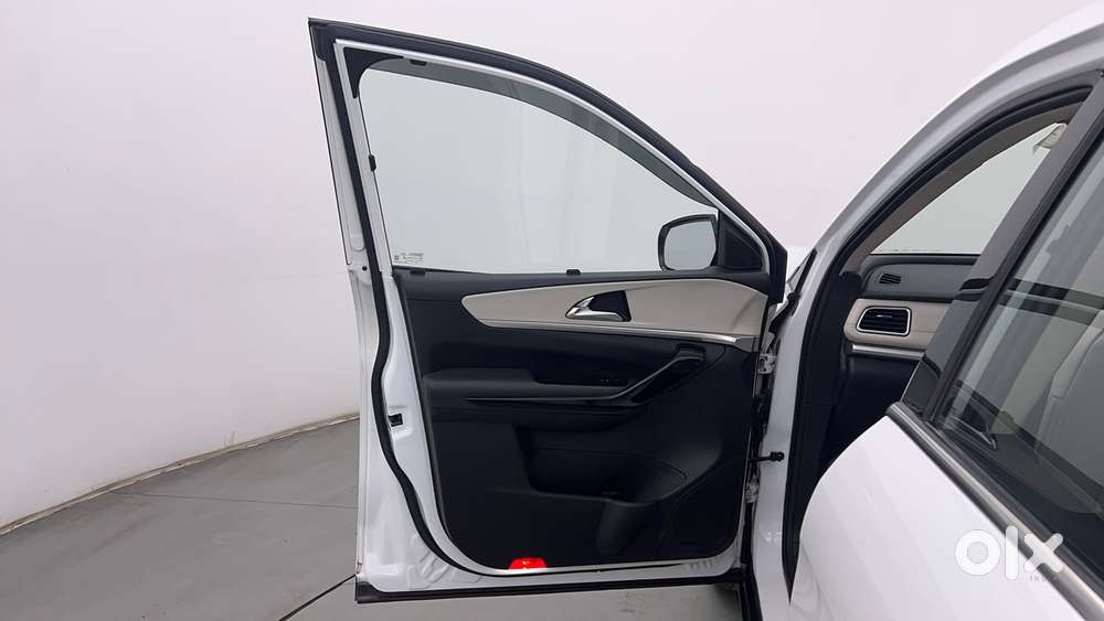 Mahindra Xuv700 2.0 Ax 7 Petrol Mt Str, 2022, Petrol