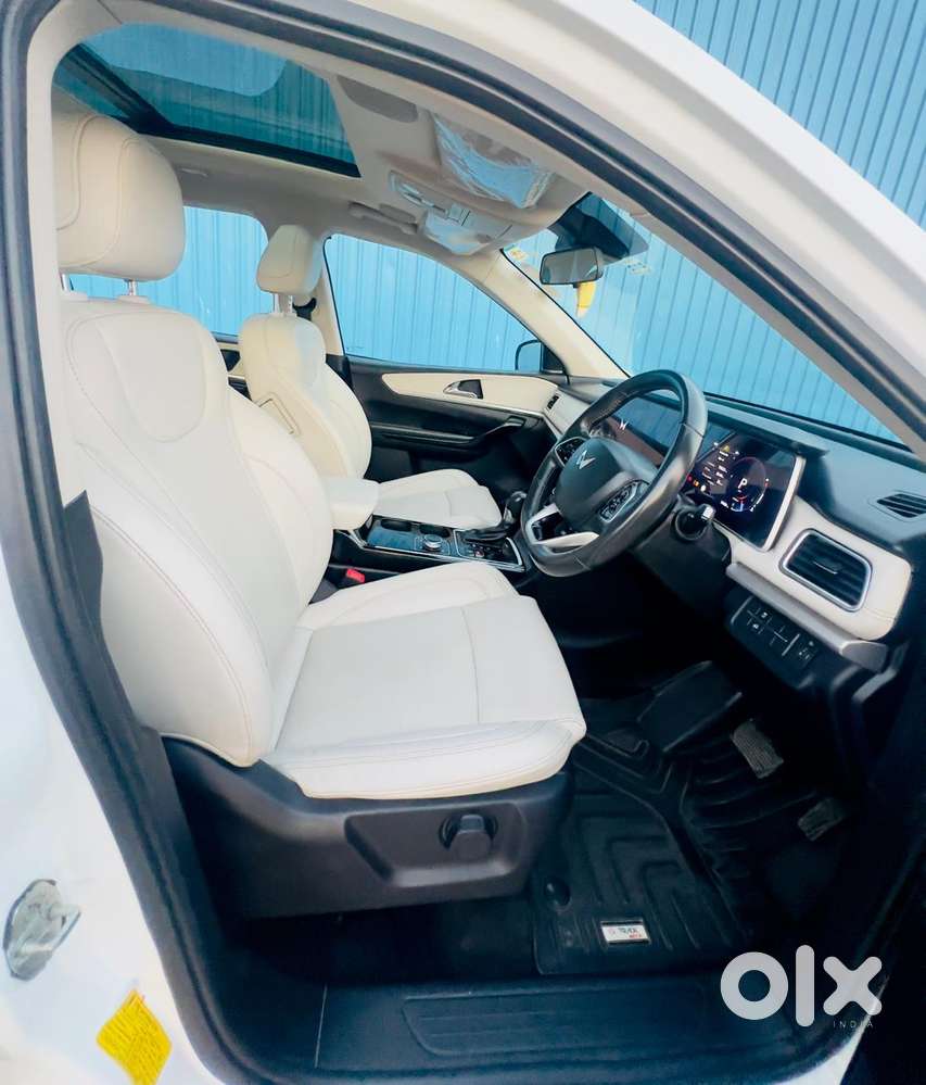 Mahindra Xuv700 2.2 Ax 7 Diesel At Luxury Pack Str Awd, 2022, Diesel