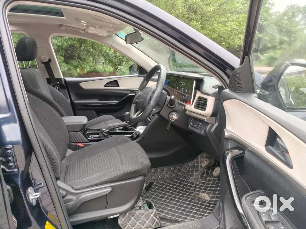 Mahindra Xuv700 2.0 Ax 5 Petrol Mt 7 Str, 2021, Petrol