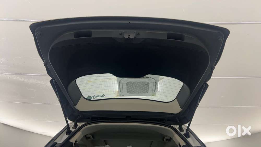 Mahindra Xuv700 2.0 Ax 5 Petrol Mt 7 Str, 2025, Petrol