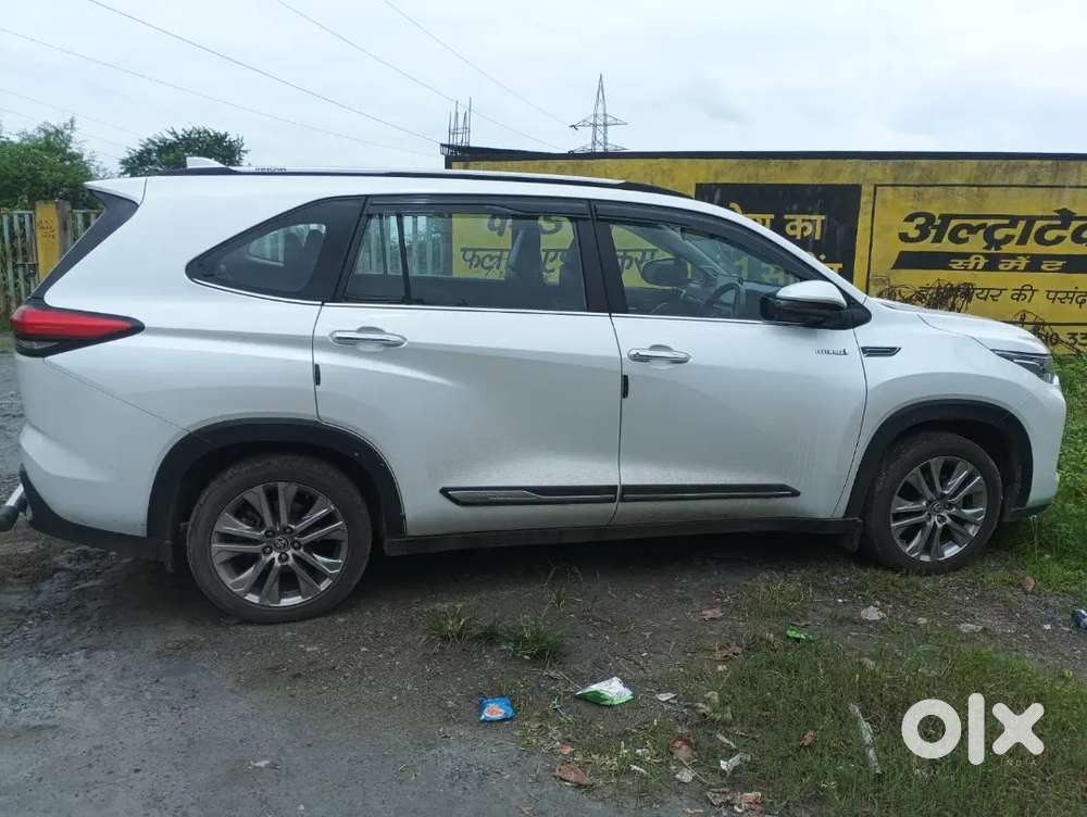 Toyota Innova Hycross 2024 With Mileage