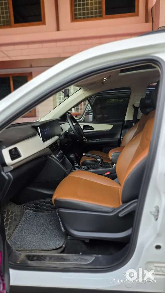 Mahindra Xuv700 Ax5 Diesel Manual Everest White Ceramic Coated