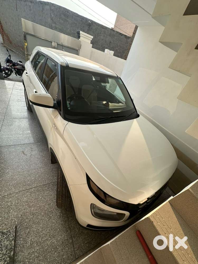 Hyundai Venue 2023 Petrol 75000 Km Driven