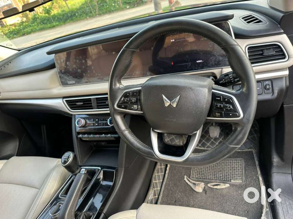 Mahindra Xuv700 2.0 Ax 7 Petrol Mt Str, 2022, Petrol