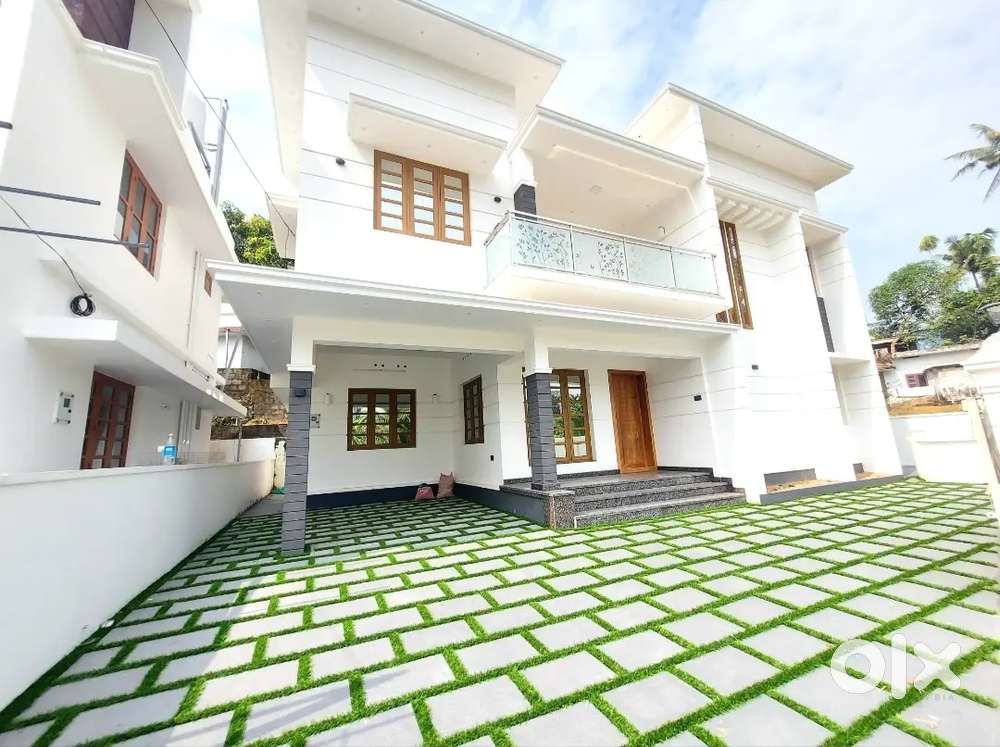 4.8 cent 2000 sqft 4 bhk beautiful house in pukkattupady near kakkanad