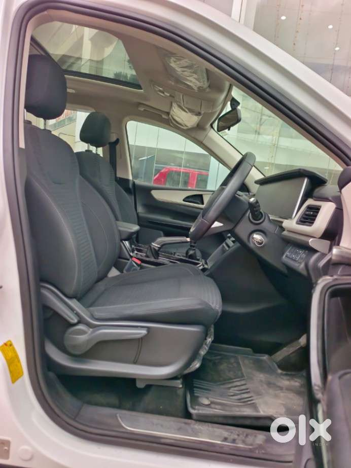 Mahindra Xuv700 2.0 Ax 5 Petrol Mt 7 Str, 2022, Petrol
