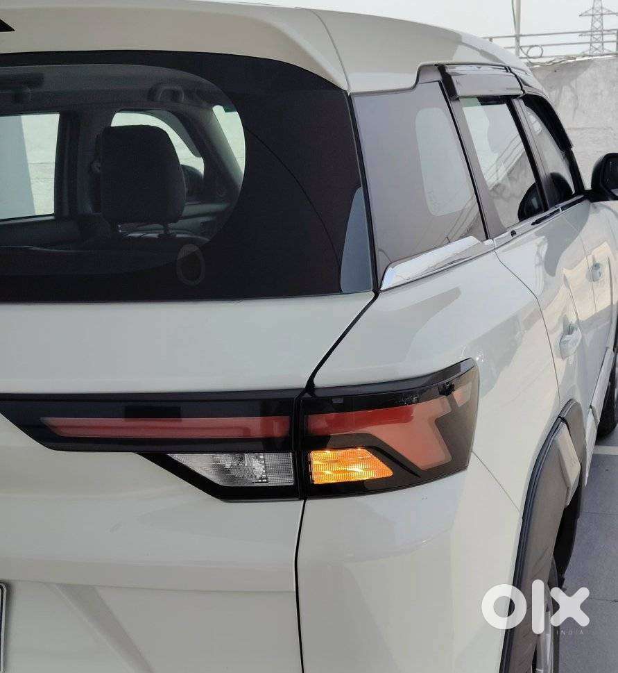 Maruti Suzuki Brezza 1.5 Lxi Smart Hybrid, 2025, Petrol