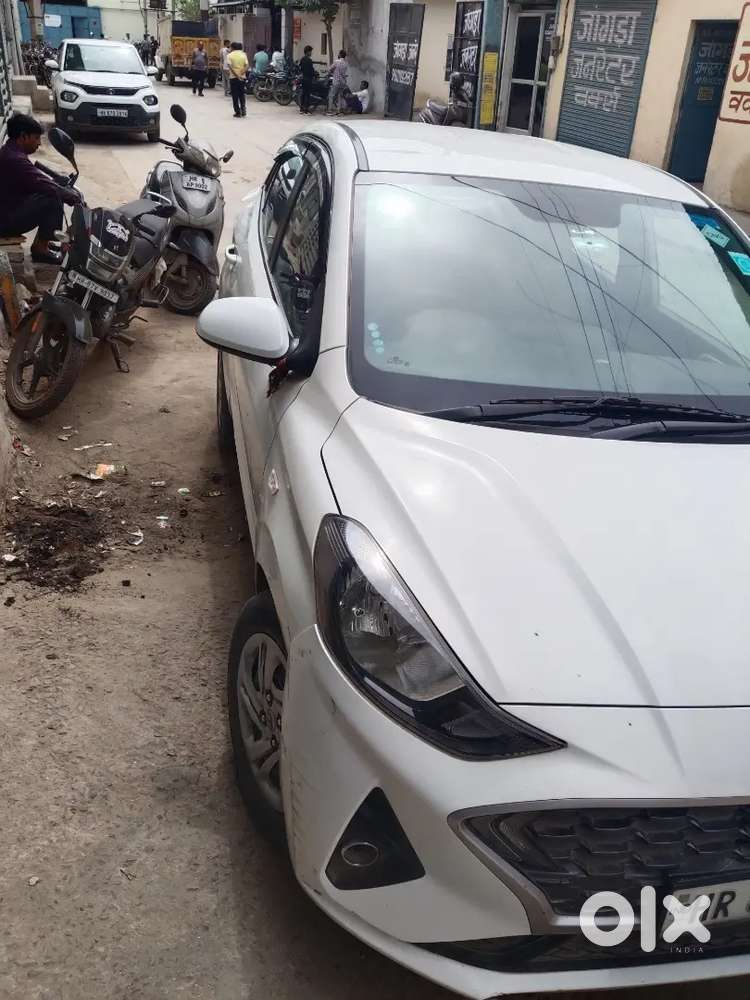 1 Handed Car Near And Clean