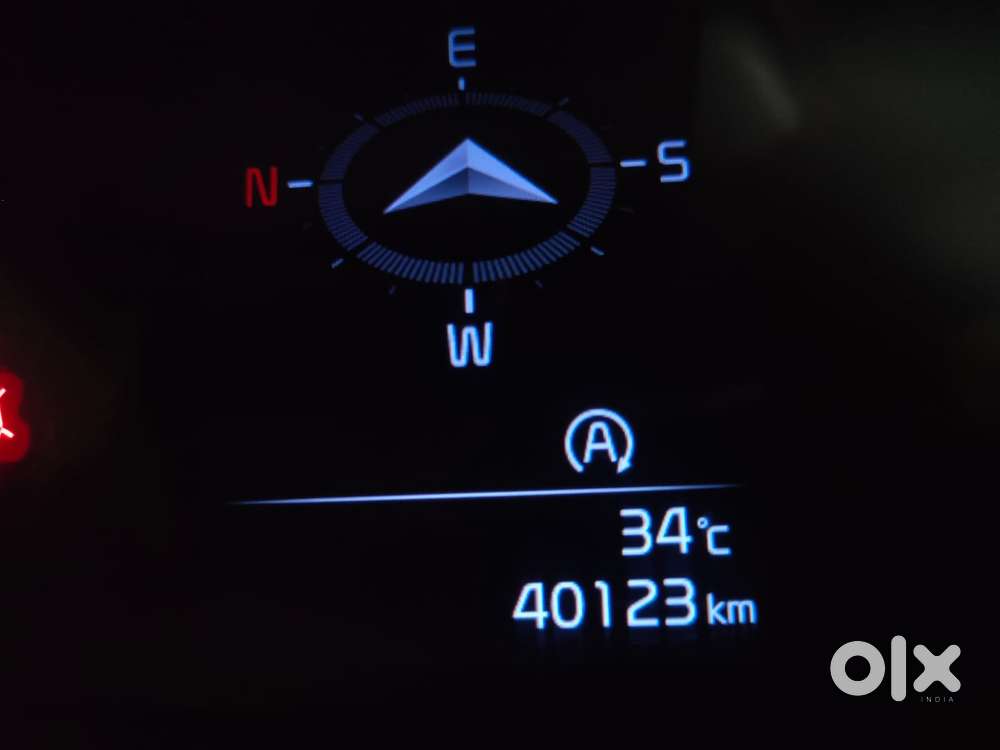 Kia Carens, 2023, Petrol