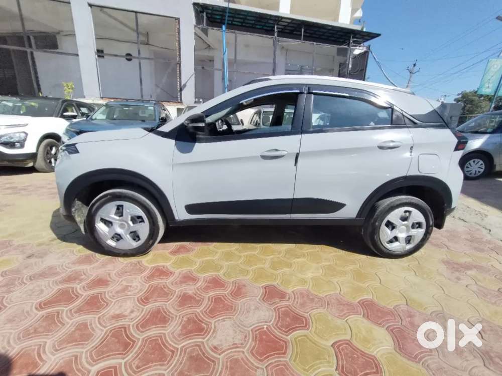 Tata Nexon, 2025, Petrol