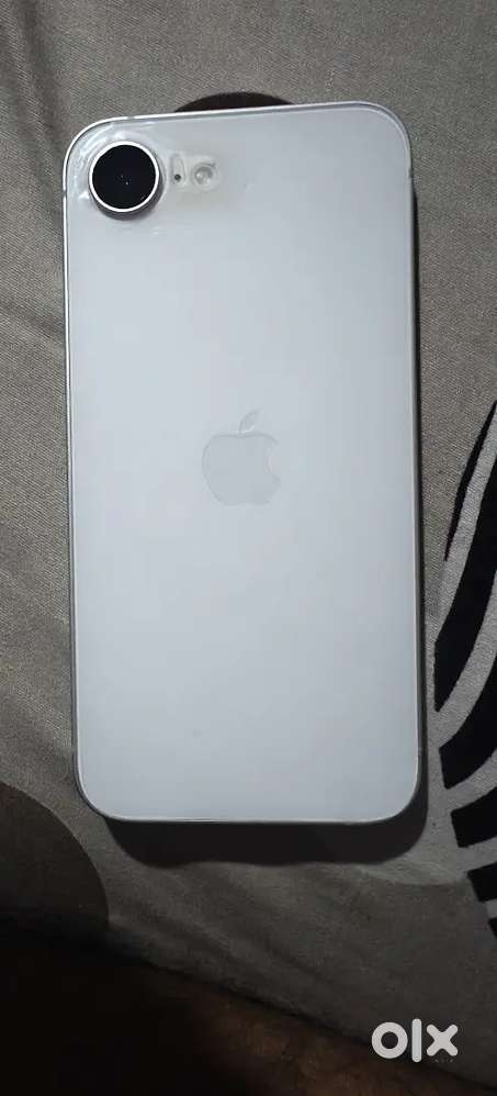 iPhone 16e 128 gb 100% battery