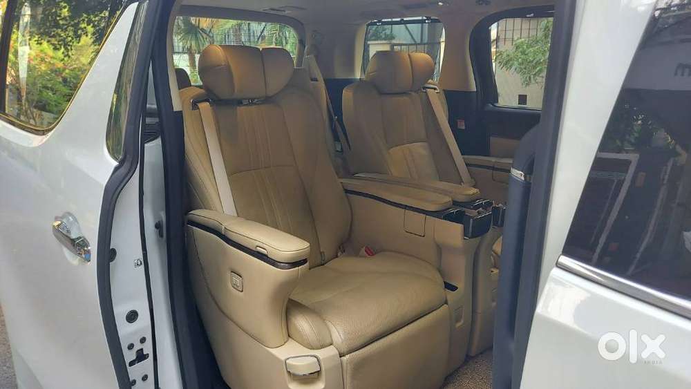 Toyota Vellfire 2.5 Executive Lounge, 2023, Cng & Hybrids