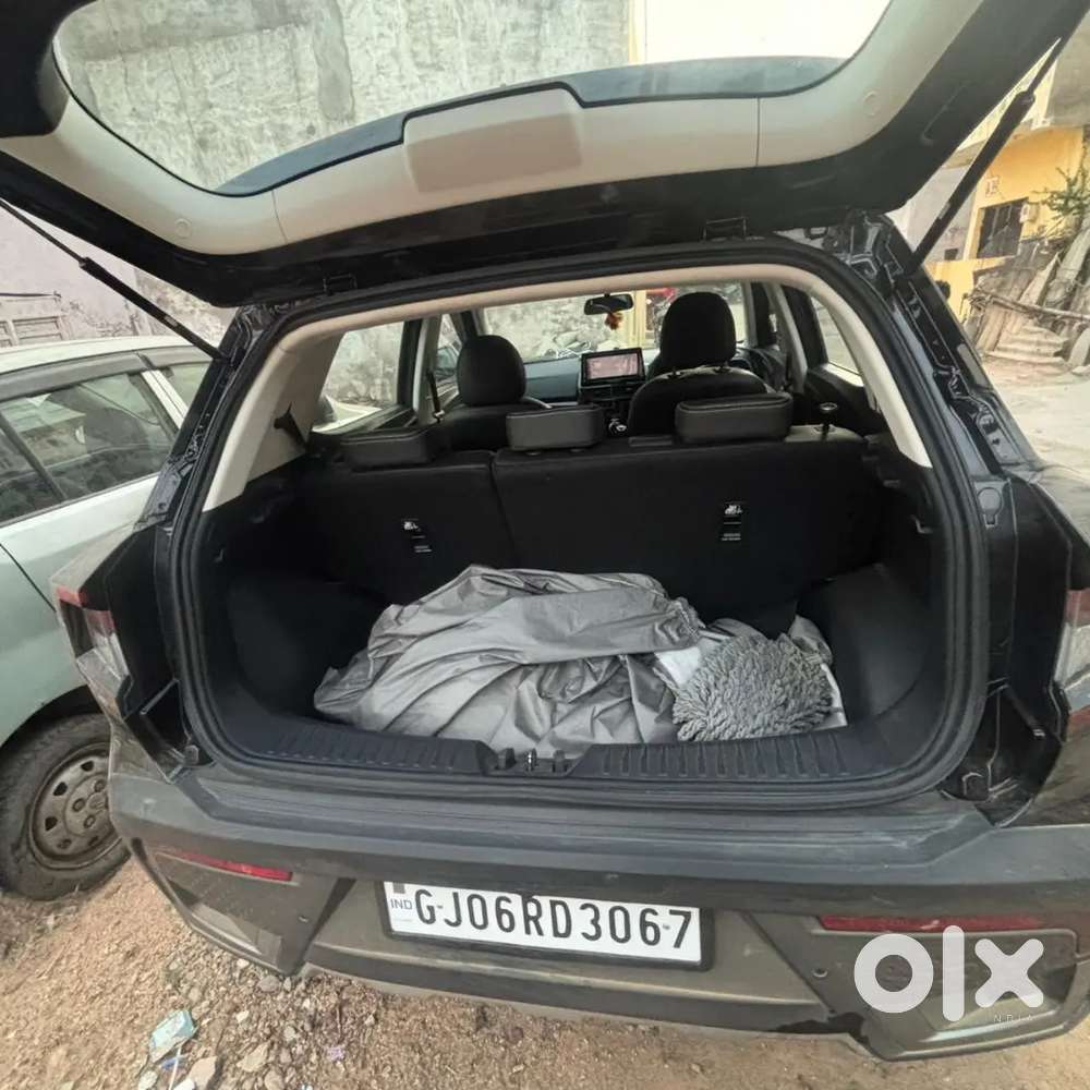 2025 Mahindra Xuv 3xo Revx M  Stealth Black  7700 Km  Single Owner