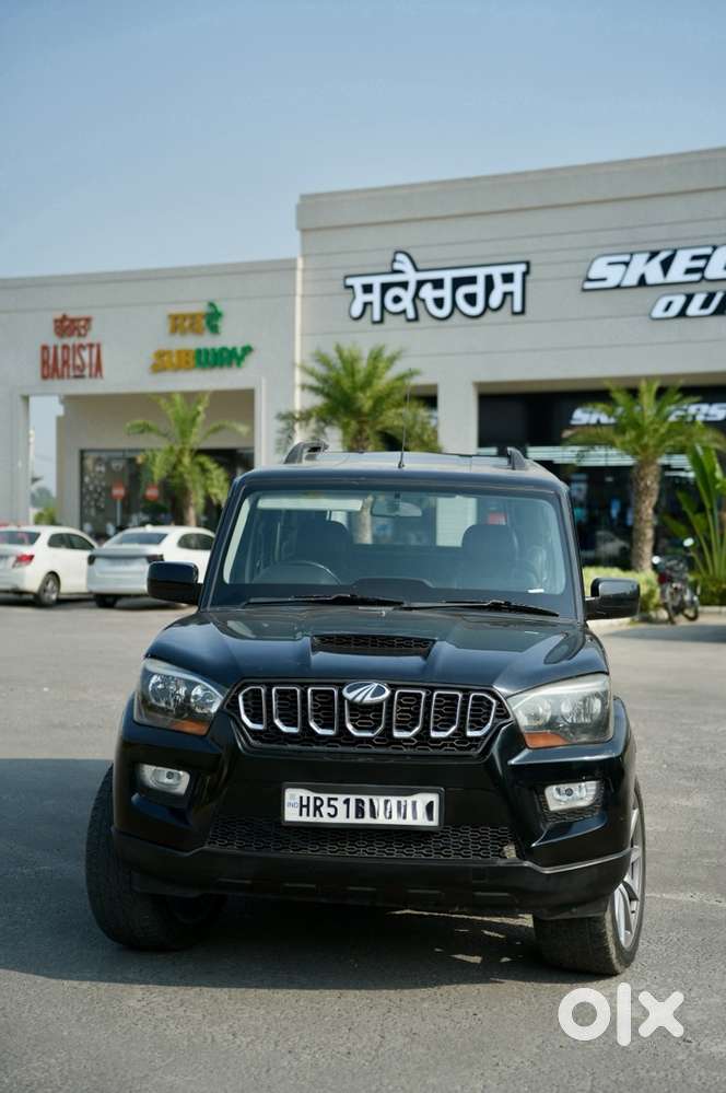 Mahindra Scorpio Black Diesel 2017