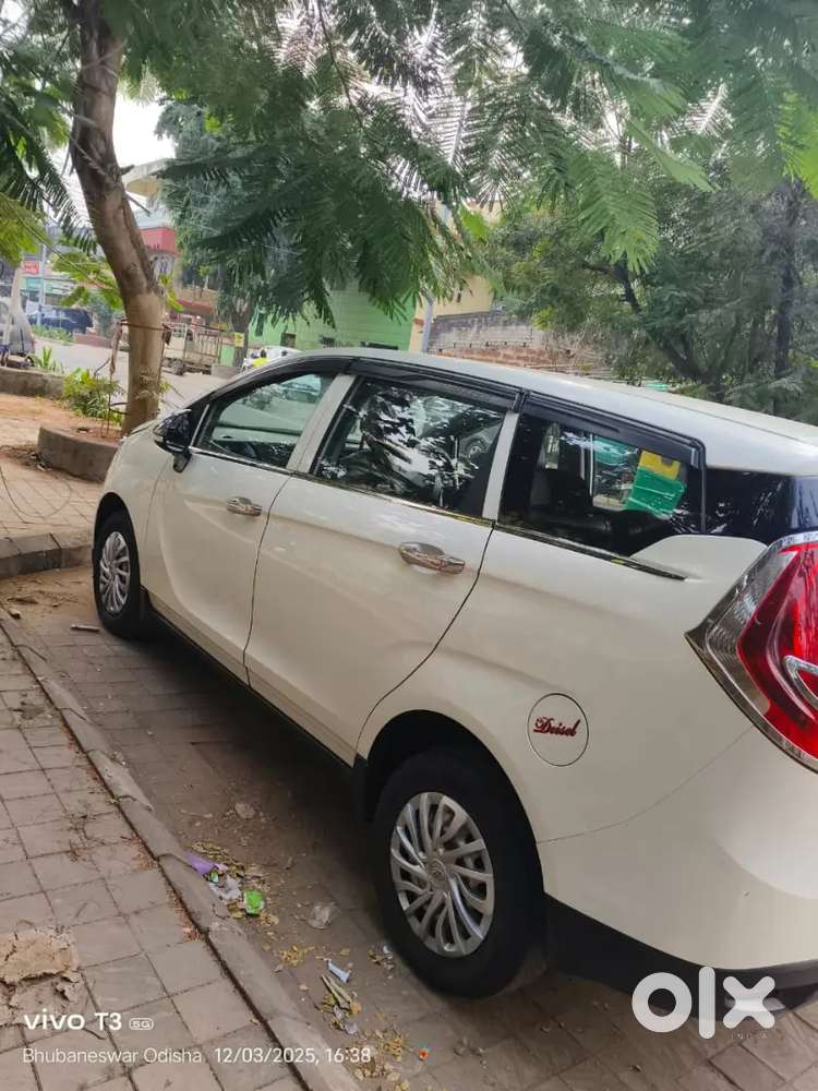 Mahindra Marazo M2