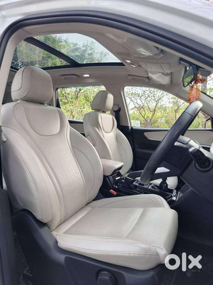 Mahindra Xuv700 2.0 Ax 7 Petrol Mt Str, 2023, Petrol
