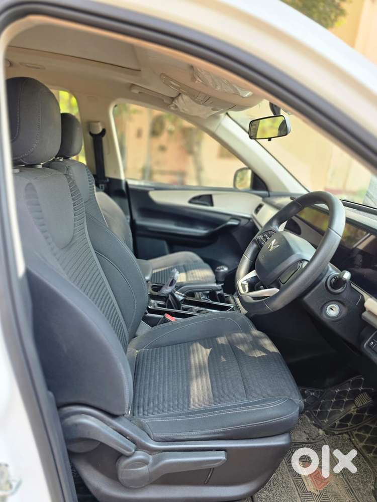 Mahindra Xuv700 2.0 Ax 5 Petrol Mt Str, 2022, Petrol