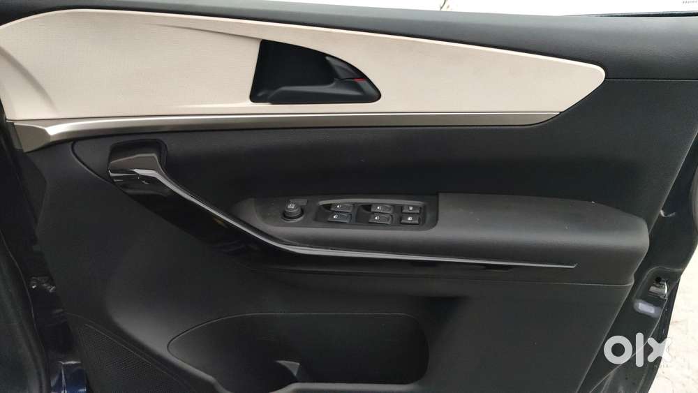 Mahindra Xuv700 2.0 Ax 7 Petrol At Str, 2024, Petrol