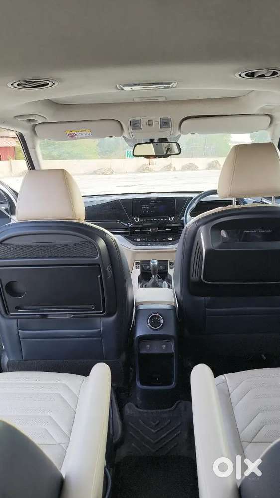 Kia Carens (2022)-top Model With Sunroof & Luxury Interiors