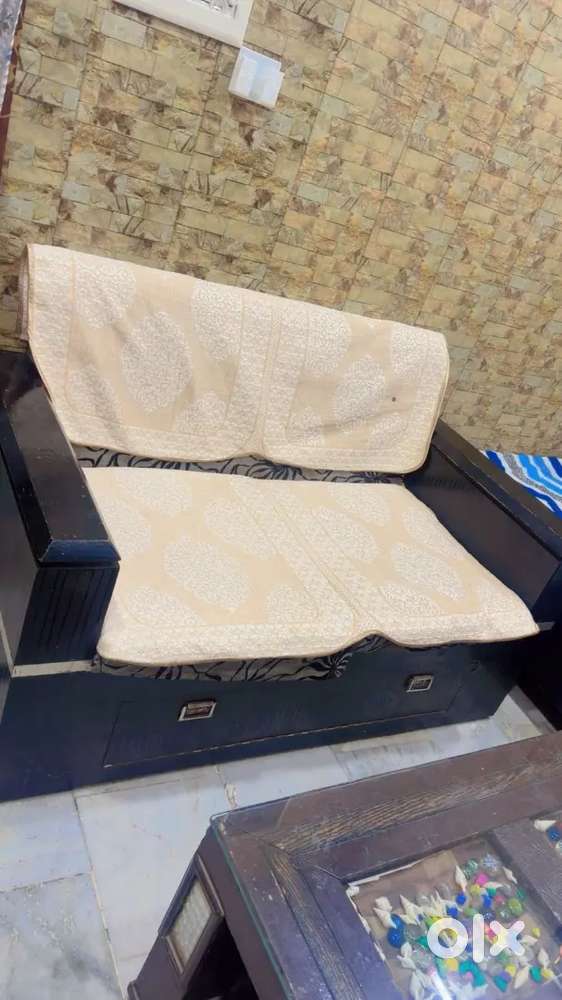 4 seater Sofa set with table in Good condition