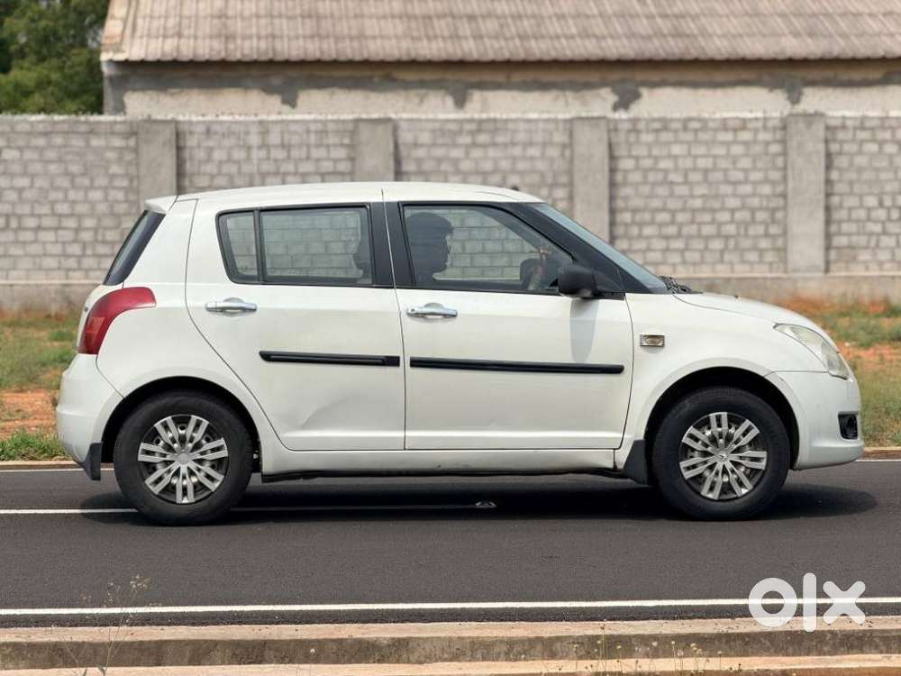 Maruti Suzuki Swift Vxi Bsiv, 2011, Petrol