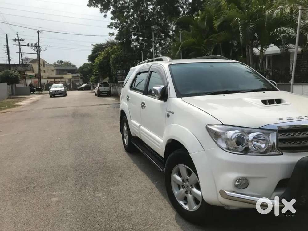 Toyota Fortuner Legender 2011 Diesel 100000 Km Driven