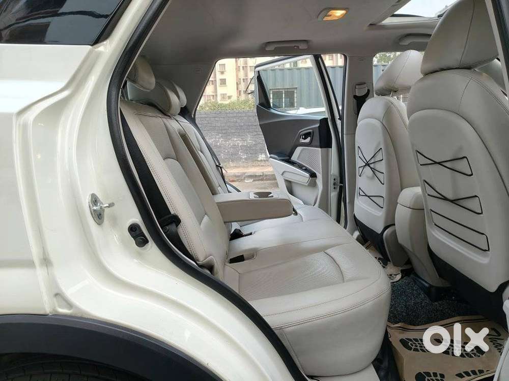 Mahindra Xuv300 1.2 W8 (o) Amt Petrol, 2023, Petrol