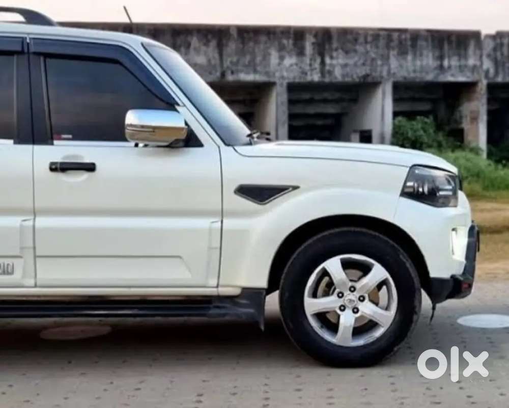 Mahindra Scorpio S11