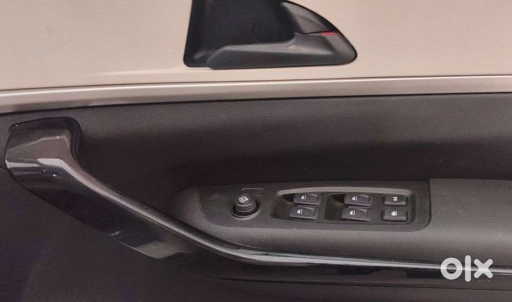 Mahindra Xuv700 2.0 Ax 5 Petrol Mt Str, 2023, Petrol