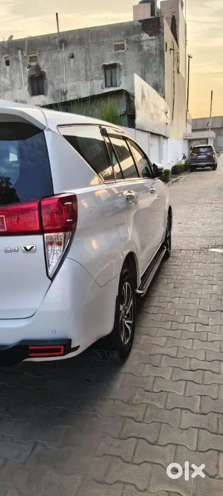Toyota Innova Crysta 2.4 2025