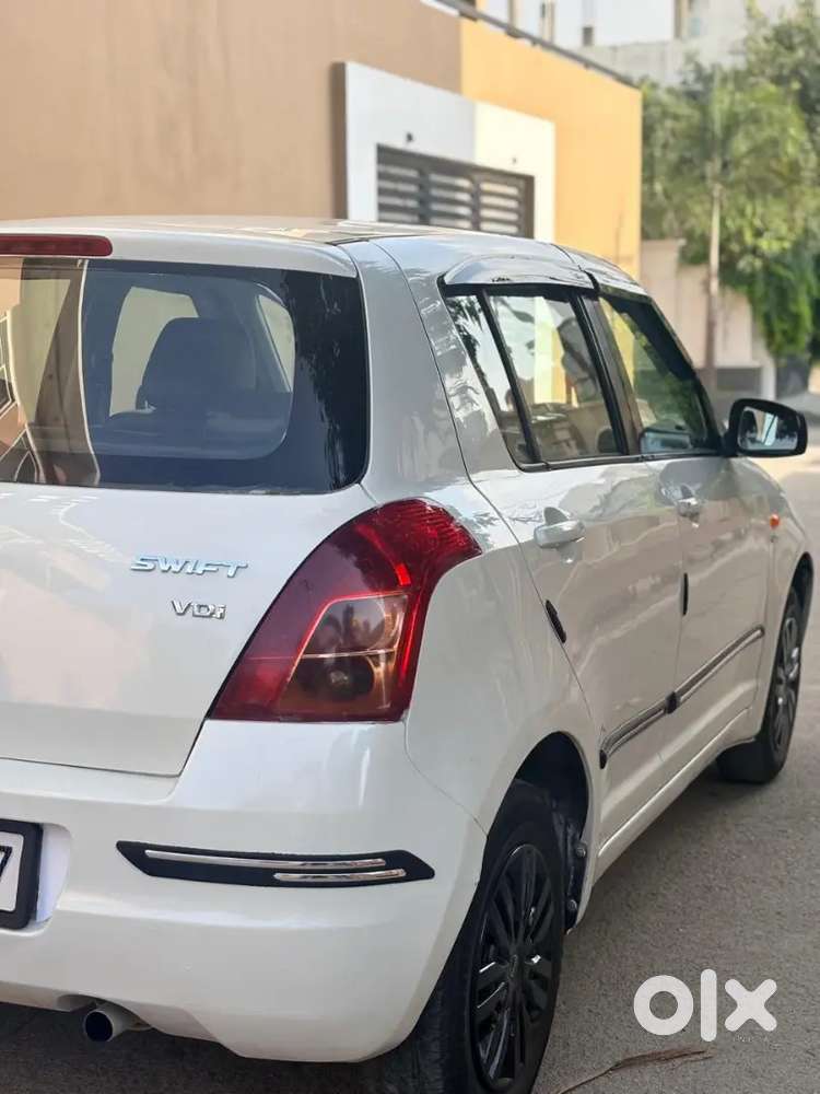Maruti Suzuki Swift Dlx 2011